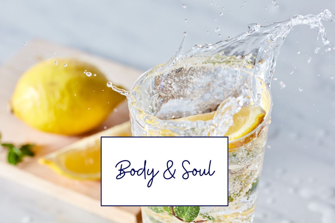 Glas Zitronenwasser mit Zitronenscheibe und Minze – Zitronenwasser am Morgen für Leber, Haut und Verdauung