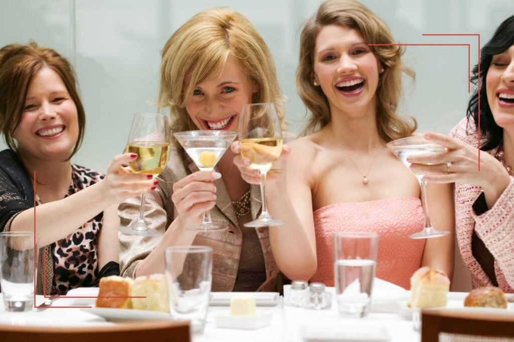 Frauen stoßen mit Alkohol an – Lifestyle als Ursache einer Östrogendominanz.