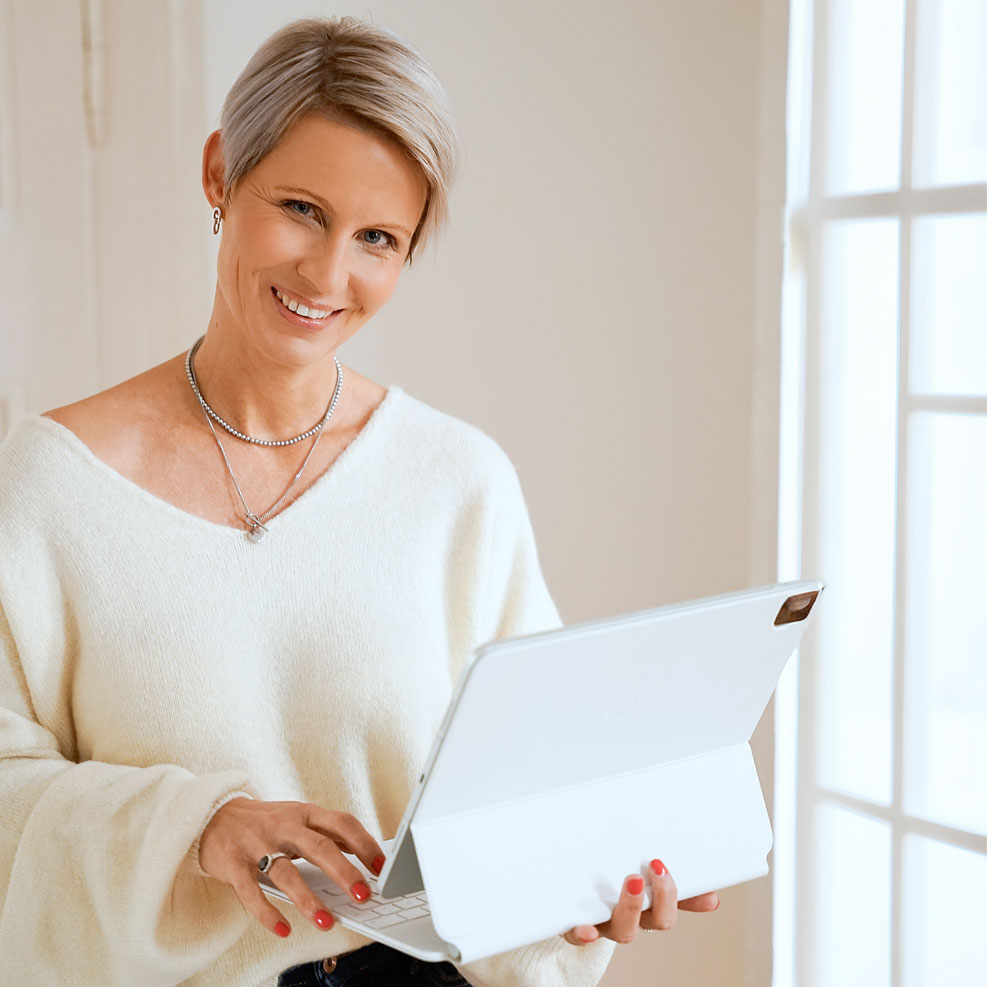 Kerstin Eickes mit Laptop