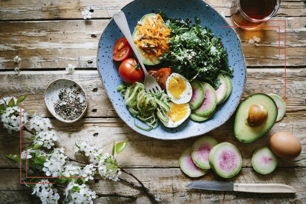 Gesunder Salat mit Avocado, Ei und Tomaten – einfache Avocado-Rezepte für den Alltag