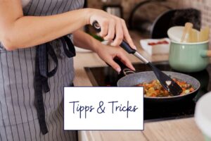 Frau kocht ein gesundes Abendessen in den Wechseljahren – frisches Gemüse für hormonfreundliche Ernährung und Stoffwechselbalance.