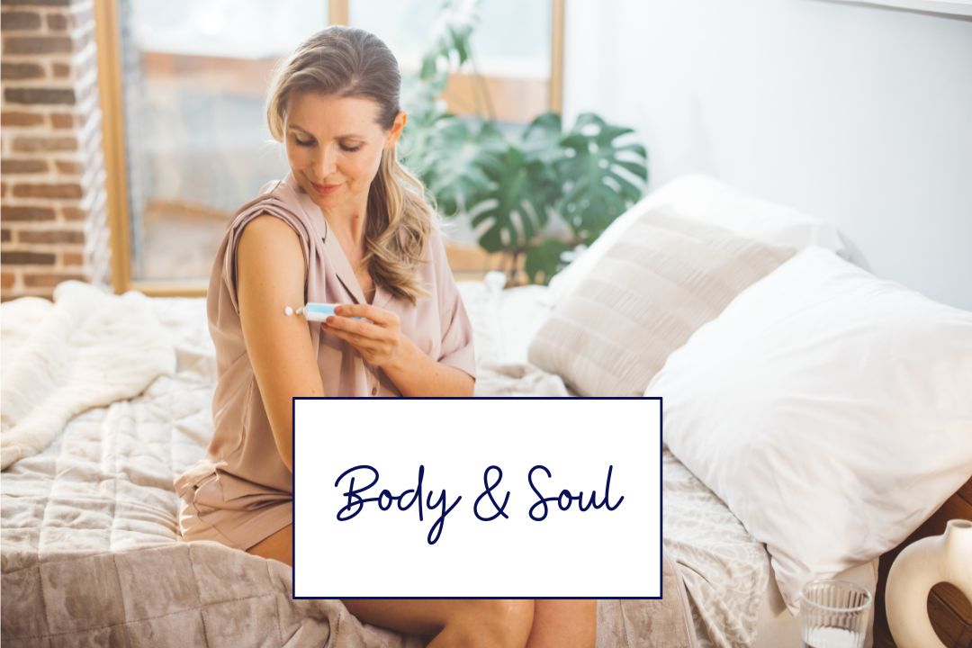 Frau in den Wechseljahren trägt bioidentische Hormone auf – warum Hormonersatz allein oft nicht ausreicht.