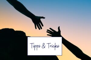 Zwei Hände erreichen sich vor Sonnenuntergang – Symbol für Unterstützung und Hilfe in den Wechseljahren